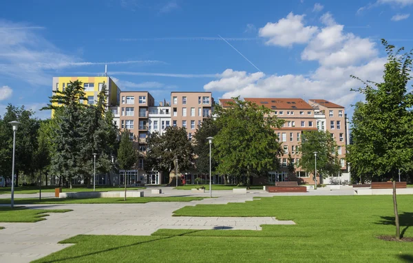 Casas perto de praça na cidade de Lovosice — Fotografia de Stock