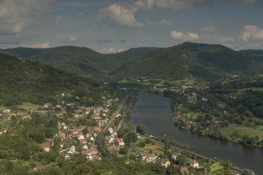 Ceske Stredohori dağ ve nehir Vadisi