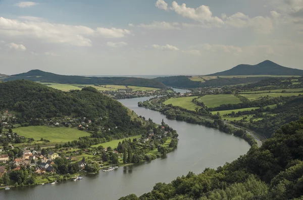 Ceske Stredohori montañas y valle del río — Foto de Stock