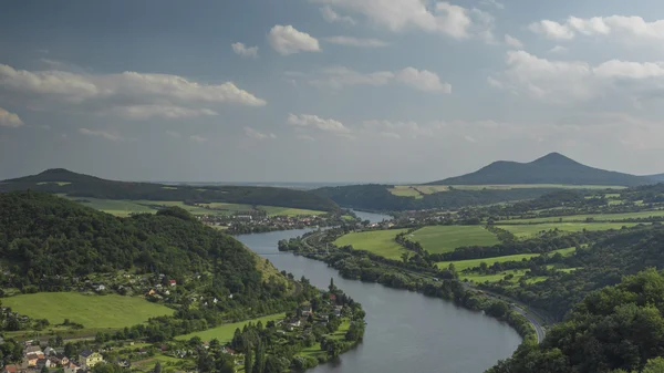 Ceske Stredohori montañas y valle del río — Foto de Stock