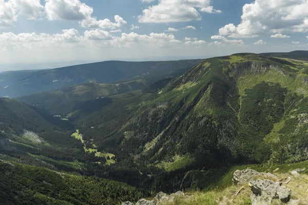 Krkonose montanhas no verão dia ensolarado — Fotografia de Stock