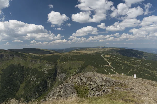 Krkonose montanhas no verão dia ensolarado — Fotografia de Stock