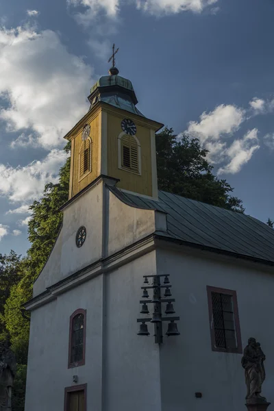 Igreja com torre e cruz em Krkonose montanhas — Fotografia de Stock