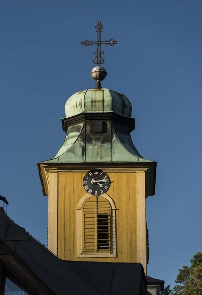 Kostel s věží a kříže v Krkonoších — Stock fotografie
