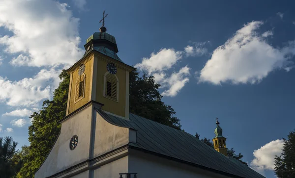 Iglesia con torre y cruz en las montañas Krkonose — Foto de Stock