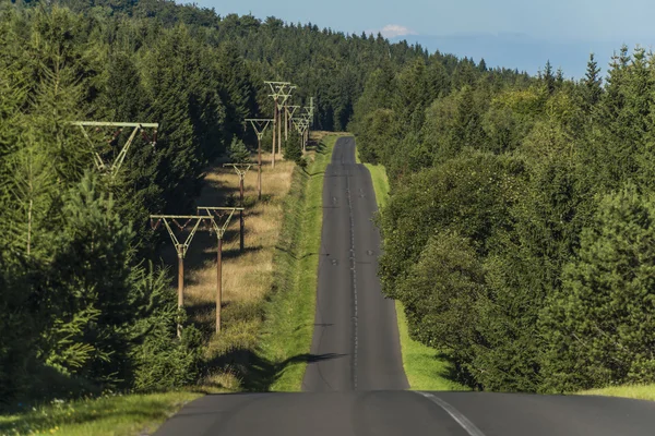 Longa estrada em Krusne hory montanhas — Fotografia de Stock