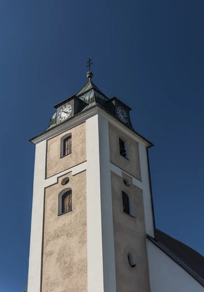 Grote kerktoren in Kovarska dorp — Stockfoto