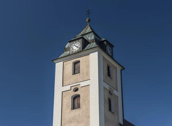 Grande torre de igreja na aldeia de Kovarska — Fotografia de Stock