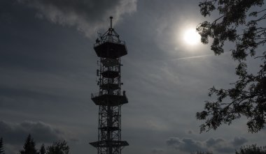 Güneşli bir gün gözlem kulesi Kozakov tepe üzerinde