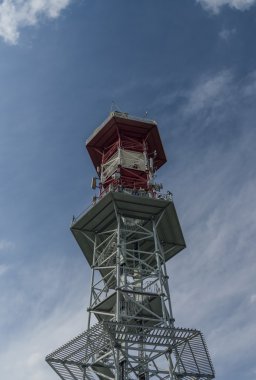 Güneşli bir gün gözlem kulesi Kozakov tepe üzerinde