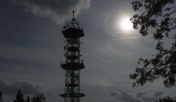 Uitkijktoren in zonnige dag op de heuvel Kozakov — Stockfoto