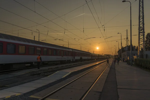 Ανατολή ηλίου στον σιδηροδρομικό σταθμό — Φωτογραφία Αρχείου