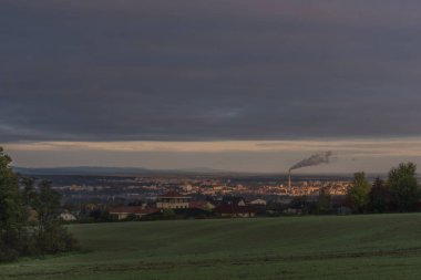 Büyük şehir Ceske Budejovice Sonbahar sabahı apartman ve kiliselerin üzerinde güneşli bir ışıkla