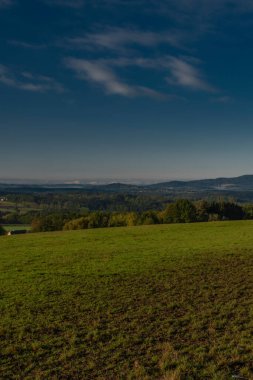 Sonbahar güneşli sabahında Ceske Budejovice şehrinin yakınında gün doğumu