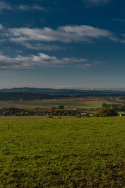 Sonbahar güneşli sabahında Ceske Budejovice şehrinin yakınında gün doğumu