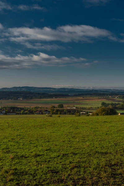 Sonbahar güneşli sabahında Ceske Budejovice şehrinin yakınında gün doğumu