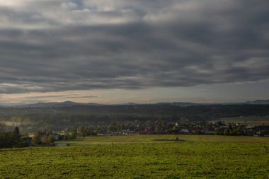 Sonbahar güneşli sabahında Ceske Budejovice şehrinin yakınında gün doğumu