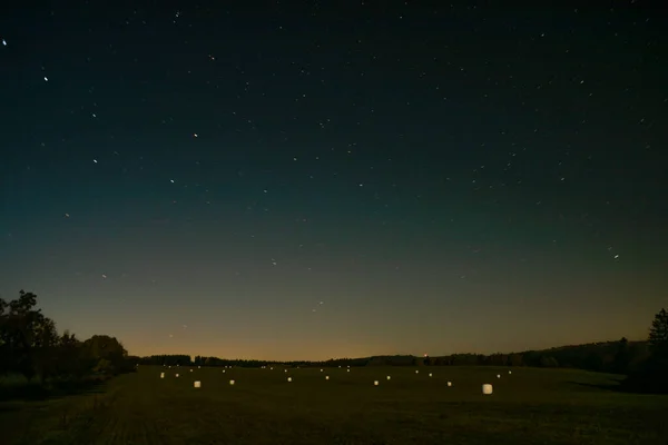 Cielo Azul Oscuro Con Estrellas Luz Luna Pastizales Campos Cerca — Foto de Stock