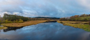 Lipno deniz rezervuarının sonu Nova Pec köyü yakınlarında sonbahar bulutlu bir sabah.