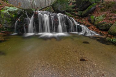 Maly Billy Stolpich Şelalesi sonbahar sabahında Jizerske dağlarında taze soğuk bir sabah