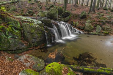 Maly Billy Stolpich Şelalesi sonbahar sabahında Jizerske dağlarında taze soğuk bir sabah