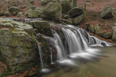 Maly Billy Stolpich Şelalesi sonbahar sabahında Jizerske dağlarında taze soğuk bir sabah