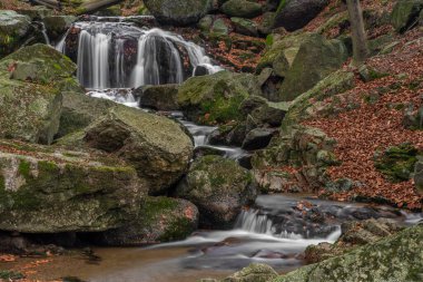 Maly Billy Stolpich Şelalesi sonbahar sabahında Jizerske dağlarında taze soğuk bir sabah