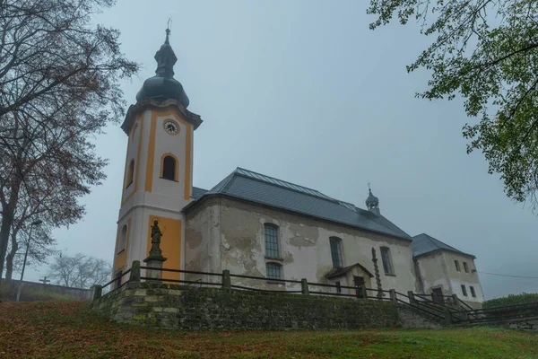 ウスティ ラベム市付近の秋の霧の朝にペトロヴィツェ村の塔を持つ教会 — ストック写真
