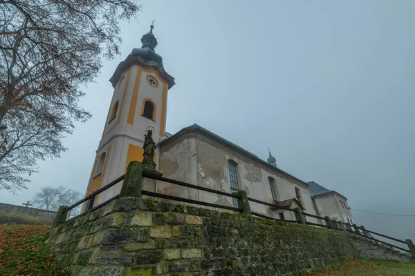 Templom Torony Petrovice Faluban Ősszel Köd Reggel Közelében Usti Nad — Stock Fotó