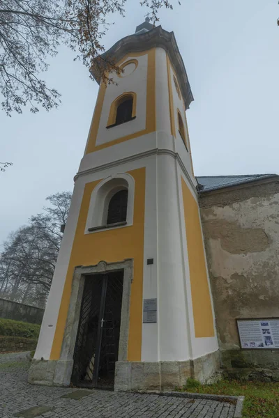Kerk Met Toren Petrovice Dorp Herfst Mist Ochtend Buurt Usti — Stockfoto