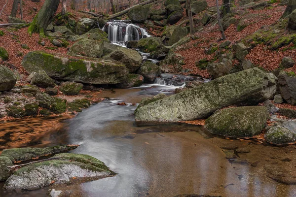 Maly Bily Stolpich Cachoeira Outono Manhã Fria Fresca Montanhas Jizerske — Fotografia de Stock