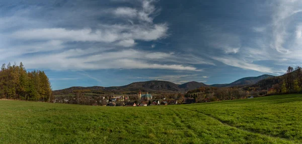 Vista Para Cidade Hejnice Montanhas Jizerske Dia Ensolarado Cor Outono — Fotografia de Stock