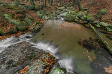 Maly Billy Stolpich Şelalesi sonbahar sabahında Jizerske dağlarında taze soğuk bir sabah