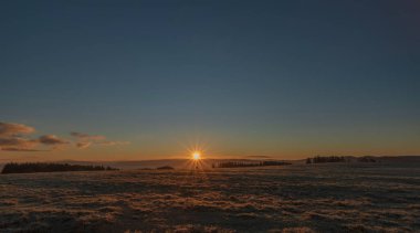 Rybnik köyü, Güney Bohemya 'da güneş doğarken, serin renklerde çayır arazisi olan bir yer.