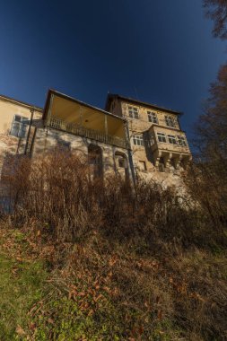 Rozmberk nad Vltavou kasabası. Vltava nehrinin üzerinde eski bir şatosu var. Sonbahar sabahı güneşli ve güneşli bir sabah.