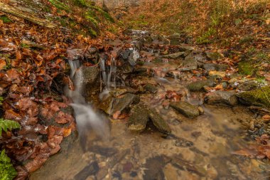 Sonbaharda Moravya 'nın doğusunda Cernava Şelalesi soğuk kış günlerinde
