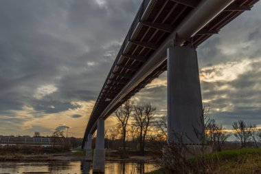 Prag Troja 'da yayalar için yeni köprü güneşli bir sonbahar öğleden sonrasında başkentin bir parçası