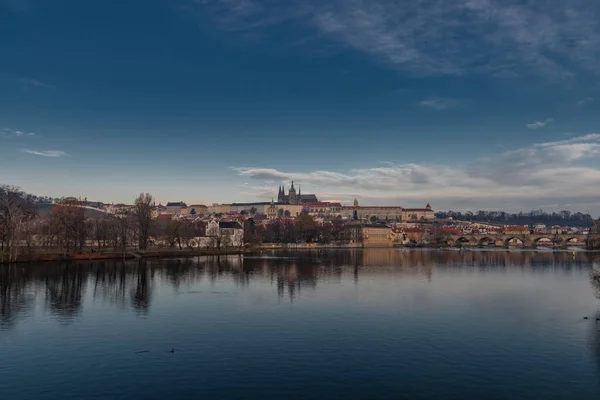 Praga Desde Isla Río Moldava Cerca Viejos Puentes Torres Otoño —  Fotos de Stock