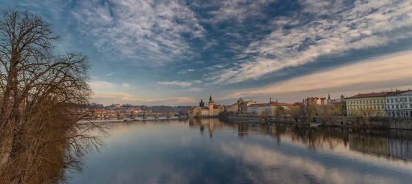 Praga Desde Isla Río Moldava Cerca Viejos Puentes Torres Otoño —  Fotos de Stock