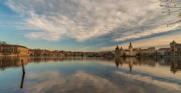 Praga Ilha Rio Vltava Perto Velhas Pontes Torres Outono Manhã — Fotografia de Stock