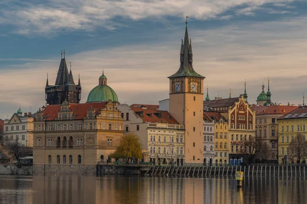 Praga Desde Isla Río Moldava Cerca Viejos Puentes Torres Otoño —  Fotos de Stock