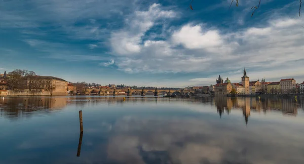 Praga Desde Isla Río Moldava Cerca Viejos Puentes Torres Otoño —  Fotos de Stock