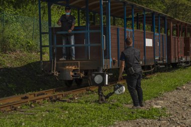 Doğu Polonya 'daki yaz yolcuları ile Majdan İstasyonu' ndaki tren yolu daraltıldı.