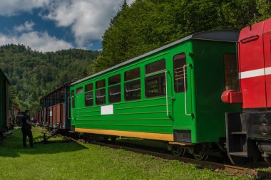 Doğu Polonya 'daki yaz yolcuları ile Majdan İstasyonu' ndaki tren yolu daraltıldı.