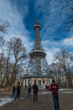 Petrin gözcü kulesi sonbaharda güneşli ve karlı bir günde