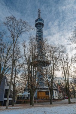 Petrin gözcü kulesi sonbaharda güneşli ve karlı bir günde