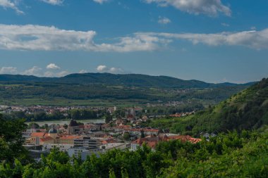 Yazın Krems an der Donau 'ya bakın. Güneşli, sıcak, bulutlu bir gün.