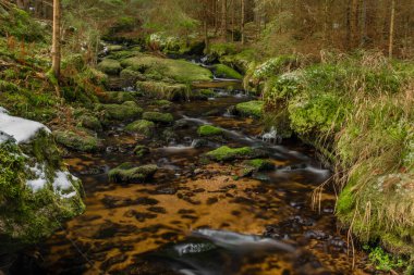 Ulusal Park 'taki Konsky deresi. Sumava' da şelale ve şelale var. Kışın güneşli, soğuk bir günde.