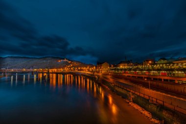 Kuzey Bohemya 'daki Usti nad Labem şehrinin yakınındaki nehir labradorunda turuncu ışıklarla dolu bir gece.