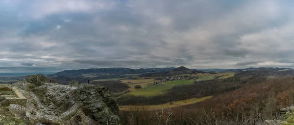 冬の曇りの午後に北ボヘミアのTrebusin旧村の城のKalich遺跡からの眺め — ストック写真